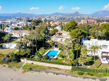 1077 Beach Villa El Paraiso - Apartment in estepona